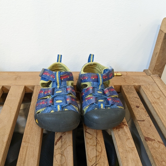 Keen Newport H2 Sandals Car Surf Board Print Blue Red Yellow Hiking Sandals - Picture 2 of 9